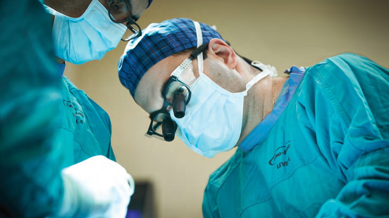 Dr. Leodante da Costa in surgery
