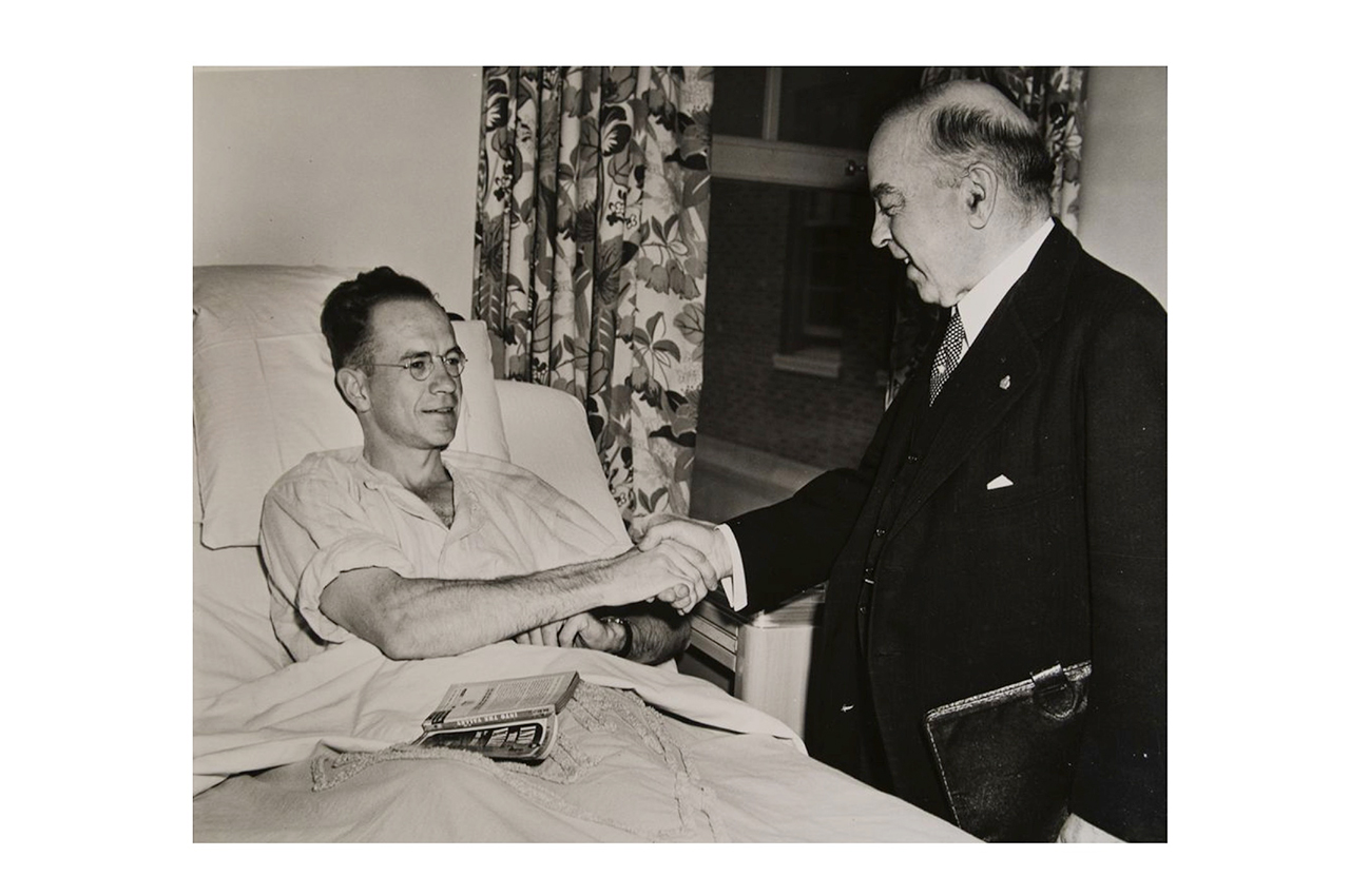 Prime Minister William Lyon Mackenzie King visiting a patient